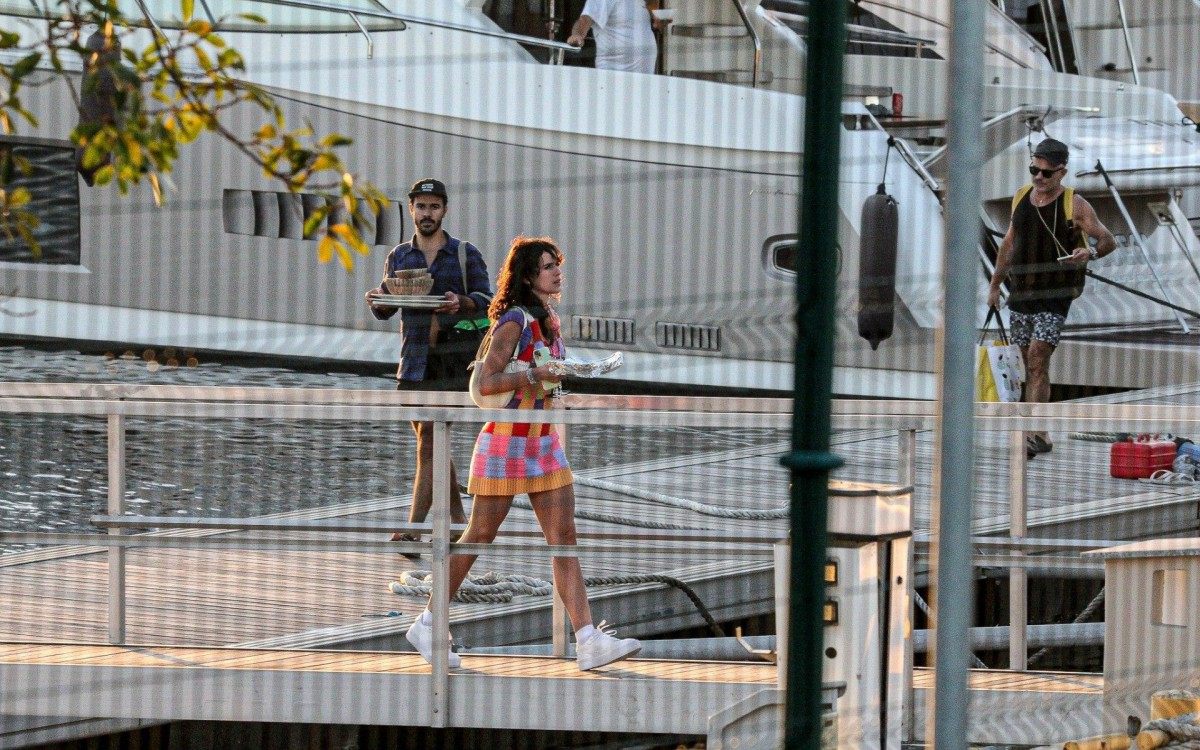 Bruna Marquezine e Rafa Kalimann se divertem em passeio de lancha com amigos