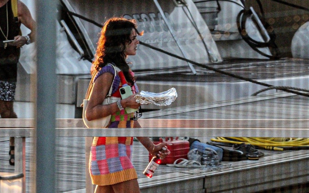 Bruna Marquezine e Rafa Kalimann se divertem em passeio de lancha com amigos