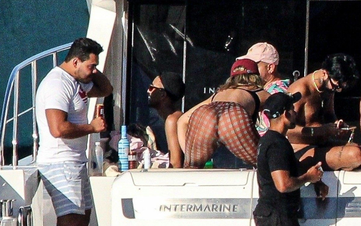 Rafa Kalimann empina bumbum em passeio de lancha com Marquezine