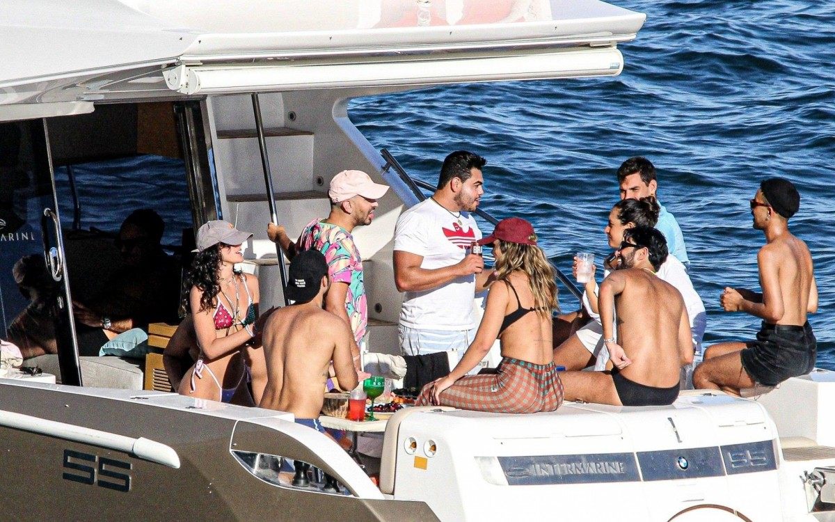 Bruna Marquezine e Rafa Kalimann se divertem em passeio de lancha com amigos