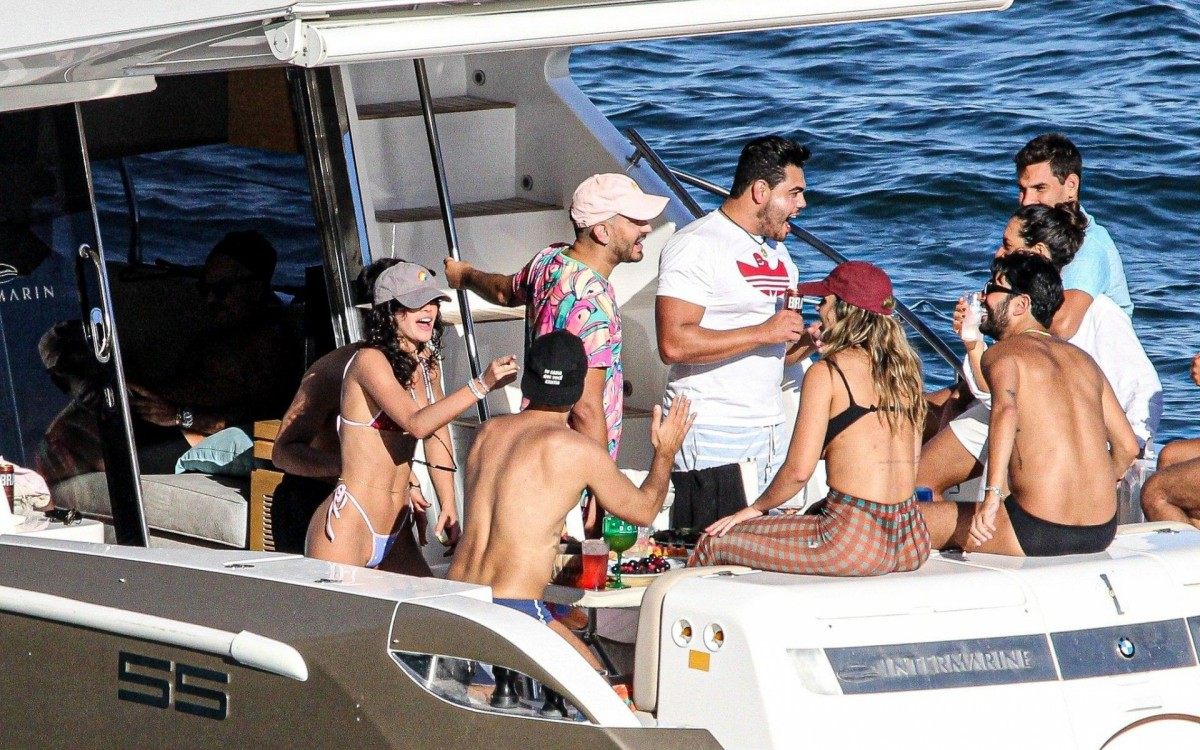 Bruna Marquezine e Rafa Kalimann se divertem em passeio de lancha com amigos