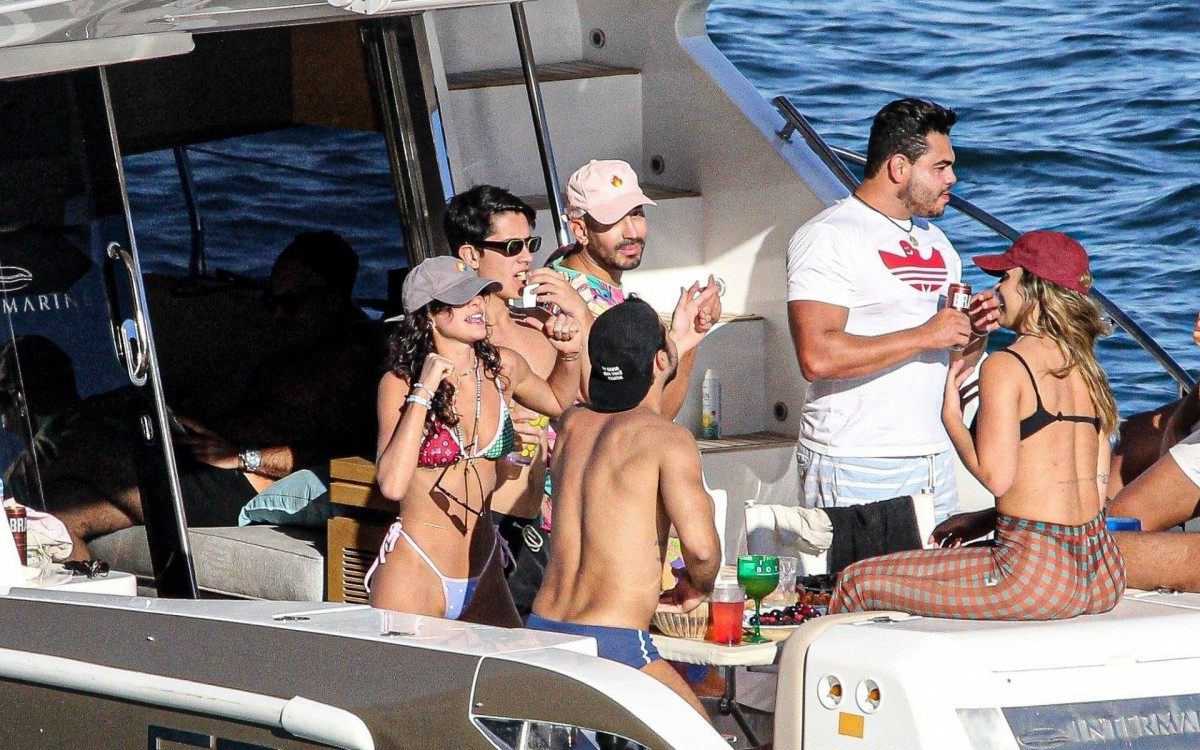 Bruna Marquezine e Rafa Kalimann se divertem em passeio de lancha com amigos