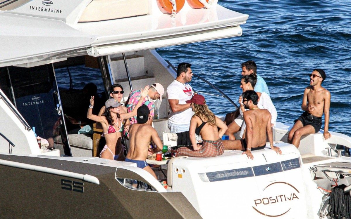 Bruna Marquezine e Rafa Kalimann se divertem em passeio de lancha com amigos