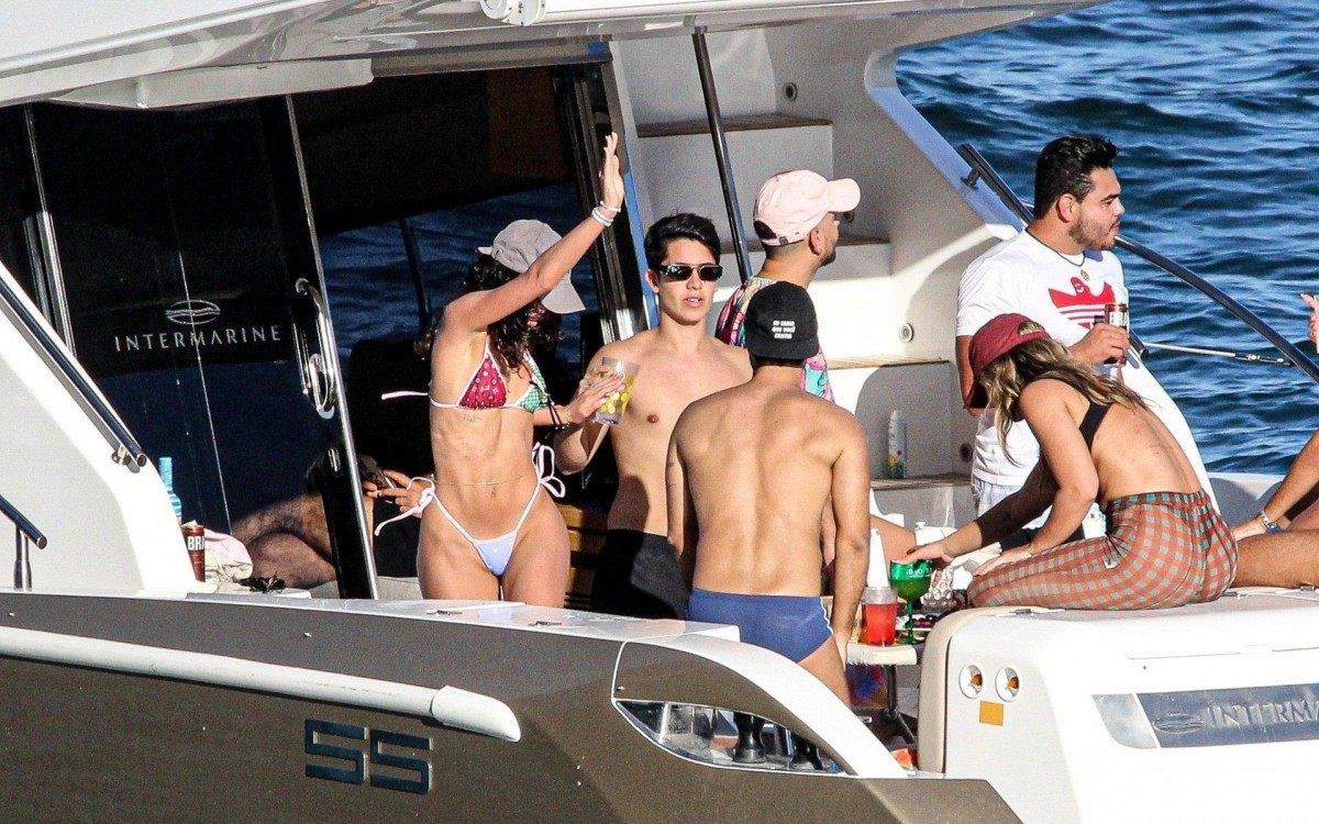 Bruna Marquezine e Rafa Kalimann se divertem em passeio de lancha com amigos