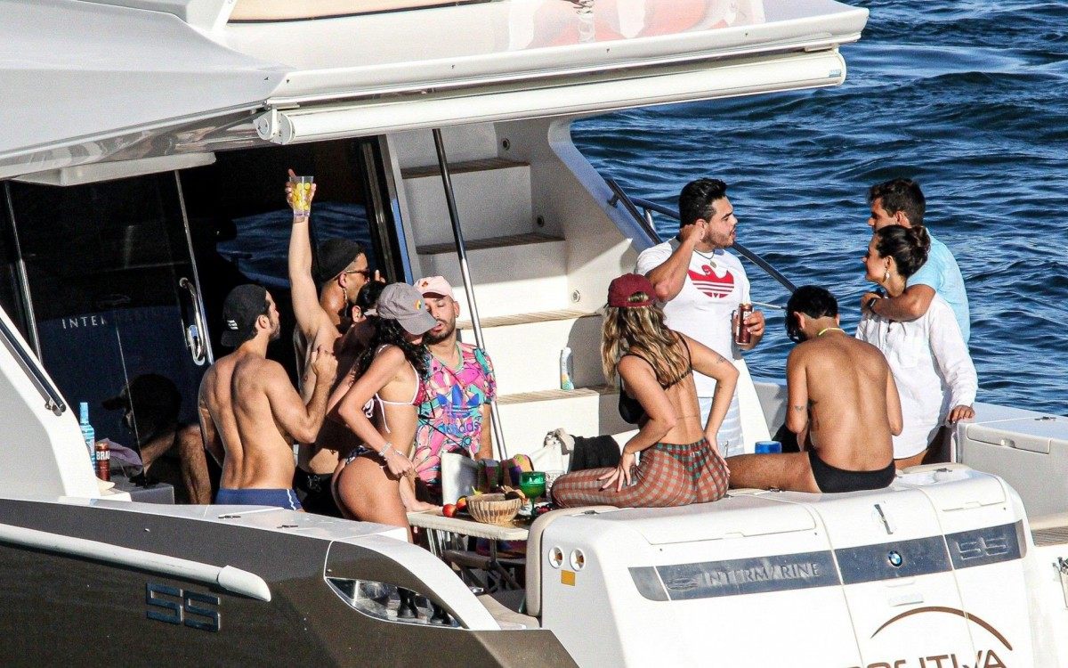 Bruna Marquezine e Rafa Kalimann se divertem em passeio de lancha com amigos
