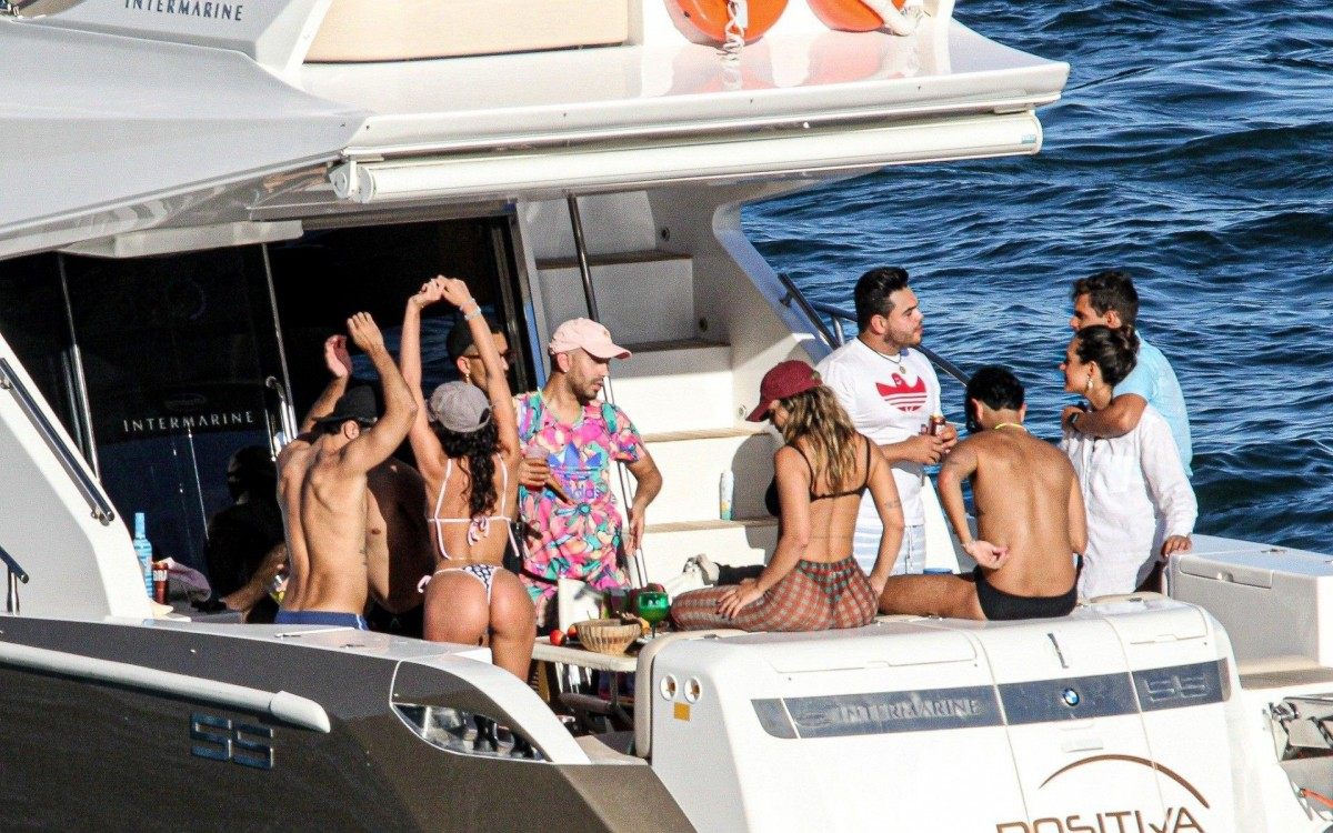 Bruna Marquezine e Rafa Kalimann se divertem em passeio de lancha com amigos