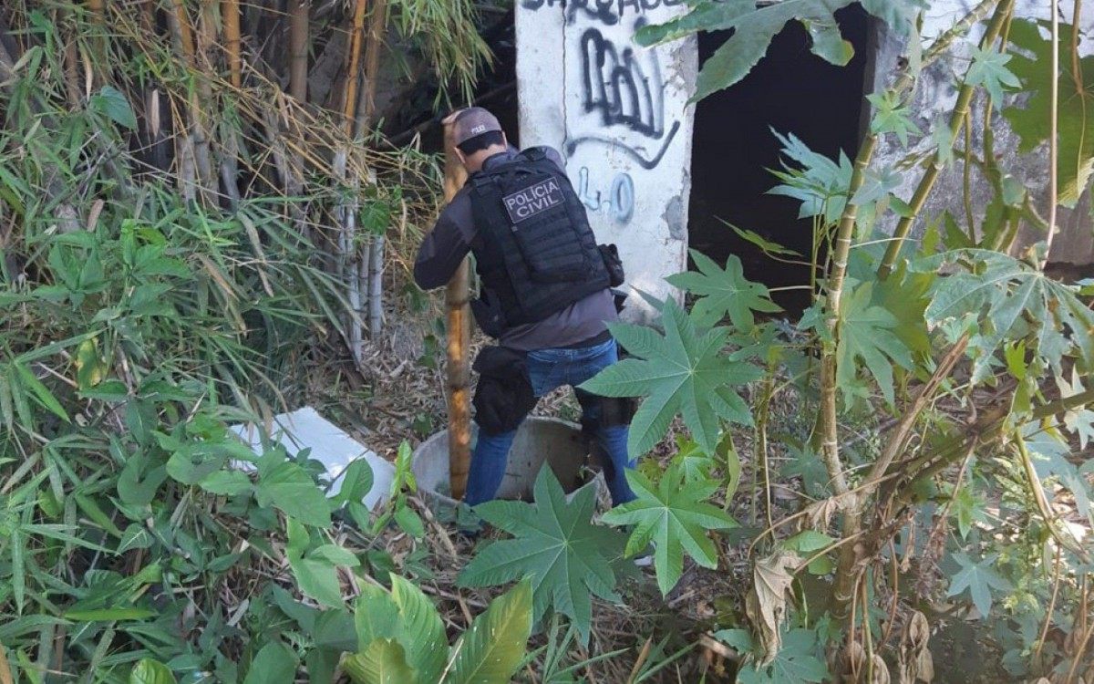 Agentes da DH com o apoio do Corpo de Bombeiros fazem buscas por meninos desaparecidos em Belford Roxo, na Baixada Fluminense - Divulgação PCERJ