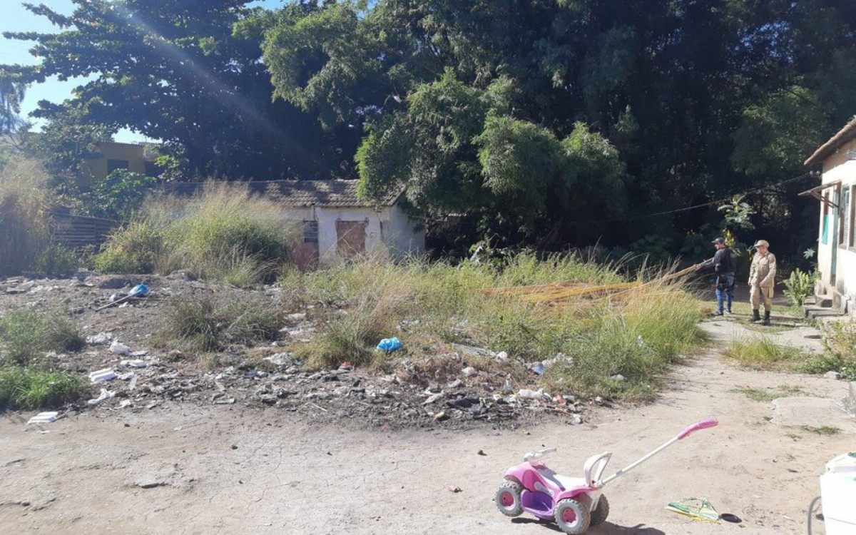 Agentes da DH com o apoio do Corpo de Bombeiros fazem buscas por meninos desaparecidos em Belford Roxo, na Baixada Fluminense