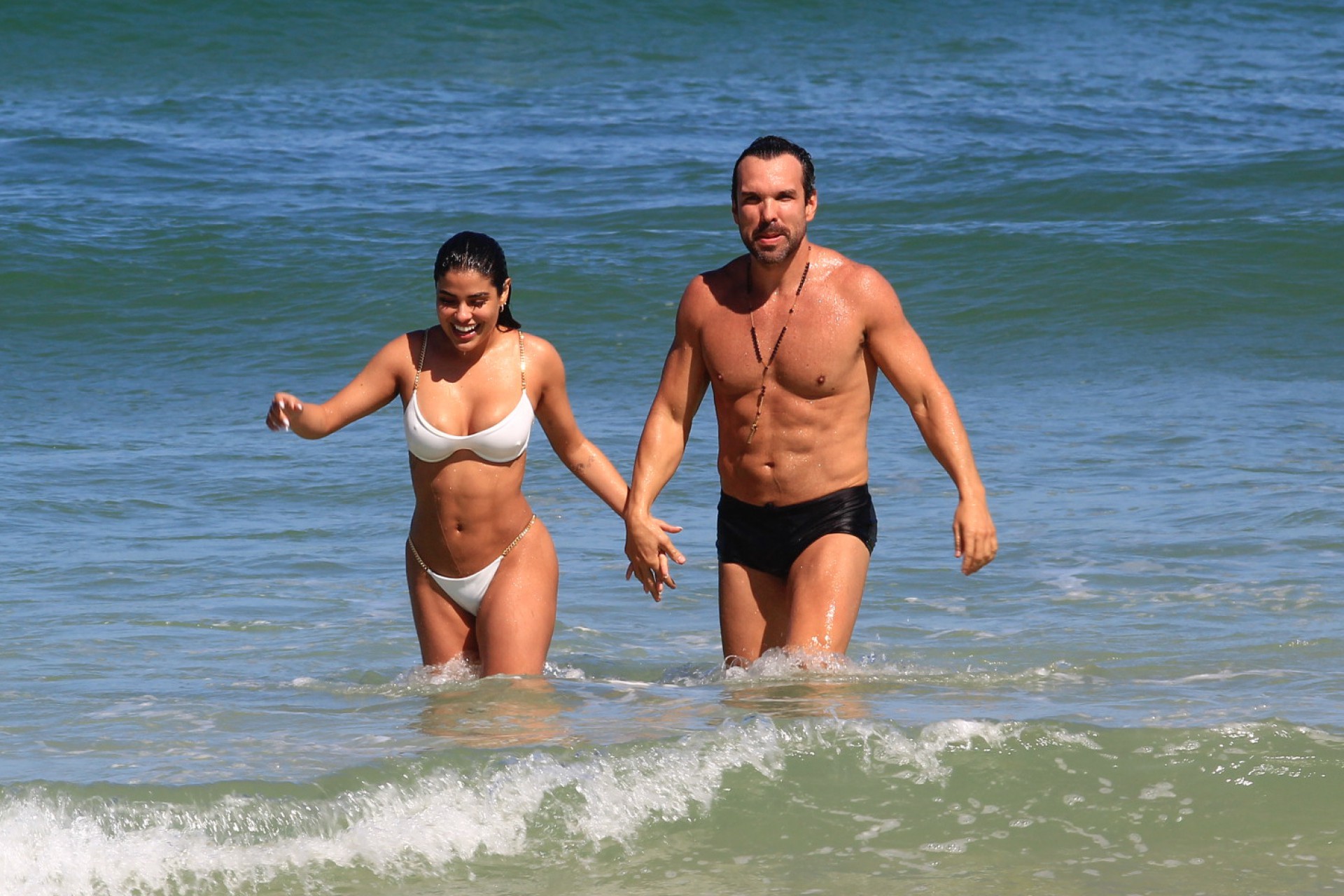 Ex-BBB Munik Nunes e o namorado, Daniel Cotrim, vão à Praia da Barra da Tijuca, na Zona Oeste do Rio - Ag. News