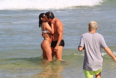 Clima esquentou! Ex-BBB Munik Nunes troca beijos com namorado na praia