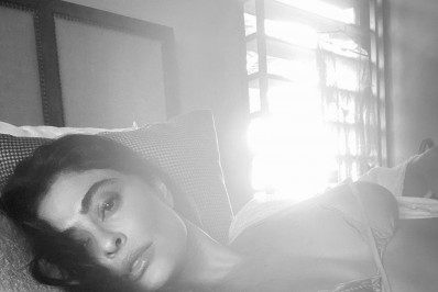 Preguicinha? Juliana Paes posa de biquíni na cama