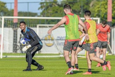 Jogador do Flamengo rebate cobrança de torcedor: 'Proibido de almoçar'