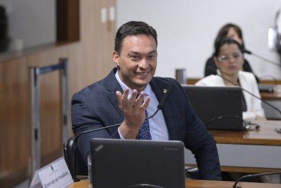 Senador debocha de agressão sofrida por Joice Hasselmann e diz que foi por traição ou droga 