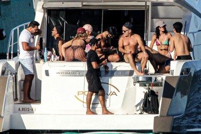 Fotos! De fio-dental, Rafa Kalimann rebola muito em passeio de lancha com Bruna Marquezine