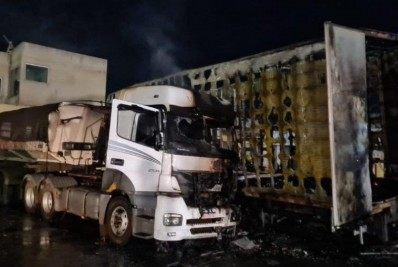 Motorista morre carbonizado após colisão entre carretas em posto de gasolina