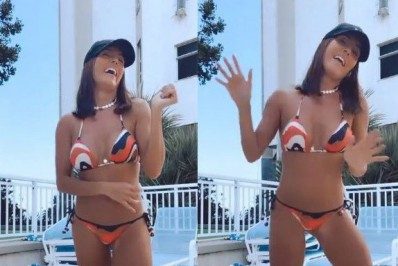 Só de biquíni. Deborah Secco dança à beira da piscina