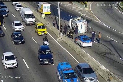 Carro-forte tomba na Linha Amarela e causa retenção no sentido Barra