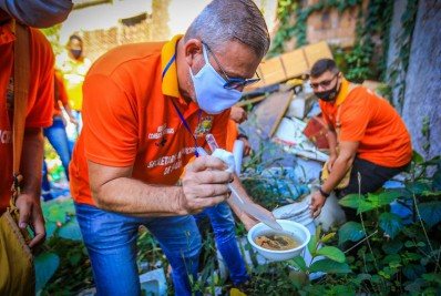Guardas de endemias fazem trabalho para identificar focos de Aedes aegypti