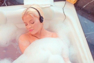 Luísa Sonza surge nua em clique dentro de banheira