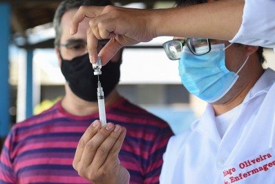 Campos vacina mulheres de 32 anos contra a Covid-19 nesta terça-feira (27)