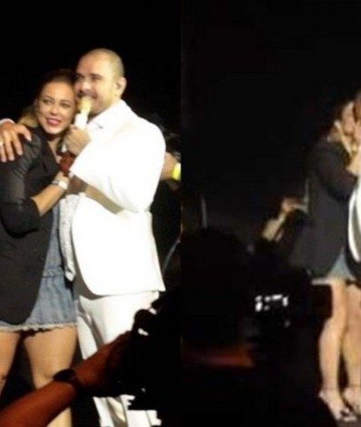 Paolla Oliveira e Diogo Nogueira se beijam no palco do show do cantor - Reprodução Internet