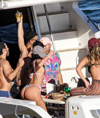 Bruna Marquezine e Rafa Kalimann se divertem em passeio de lancha com amigos - AGEWS / AgNews