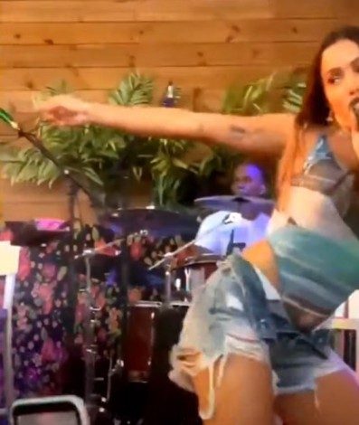 Anitta rebola em show do Harmonia do Samba - Reprodução/Instagram