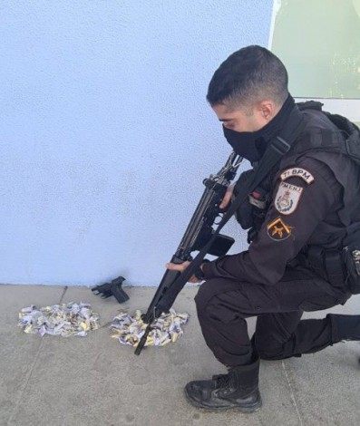 Policiais do 7º BPM (São Gonçalo) apreendem drogas e pistola com suspeito  - PMERJ/Divulgação