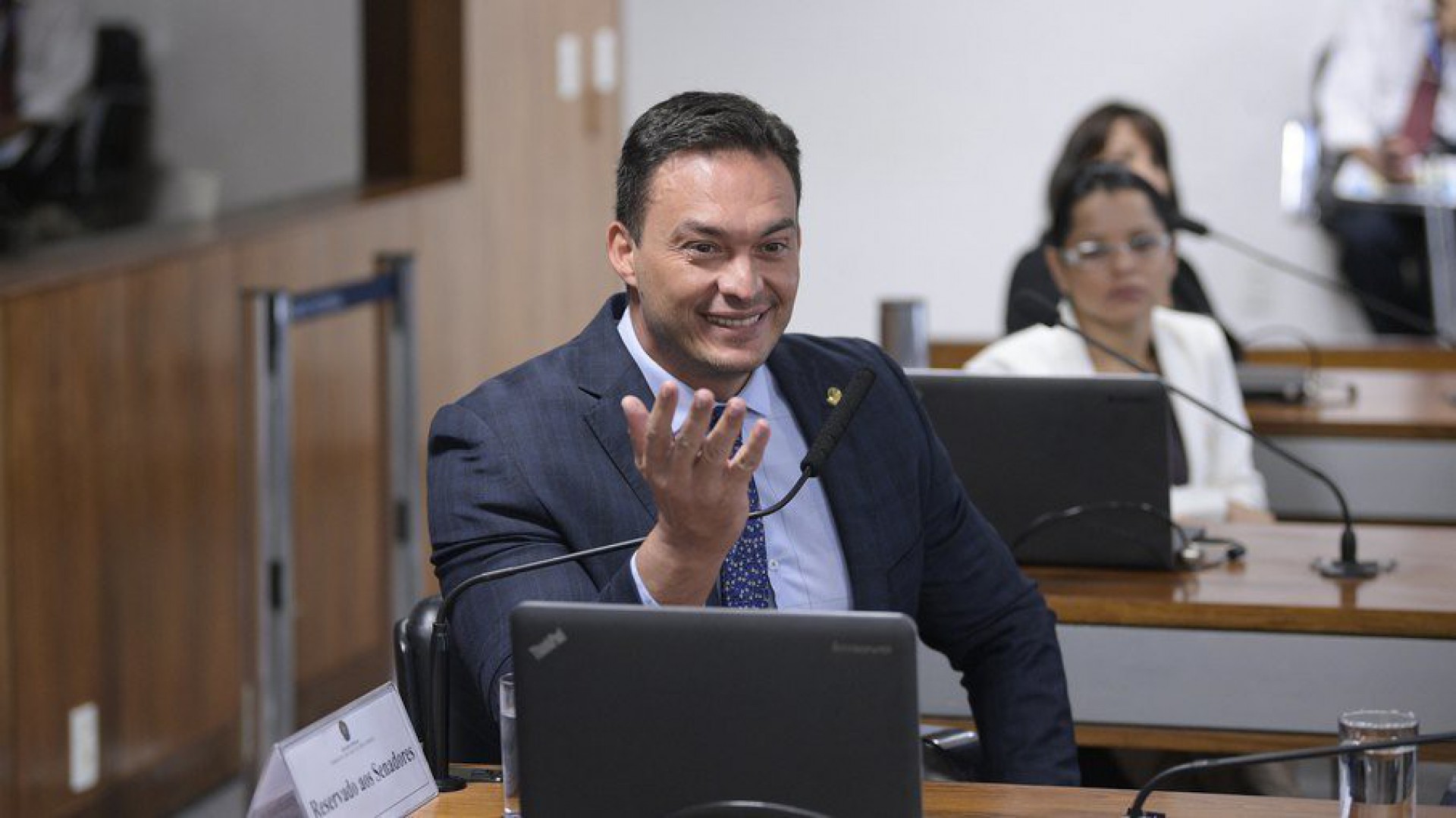 Senador debocha de agressão sofrida por Joice Hasselmann e diz que foi por traição ou droga 