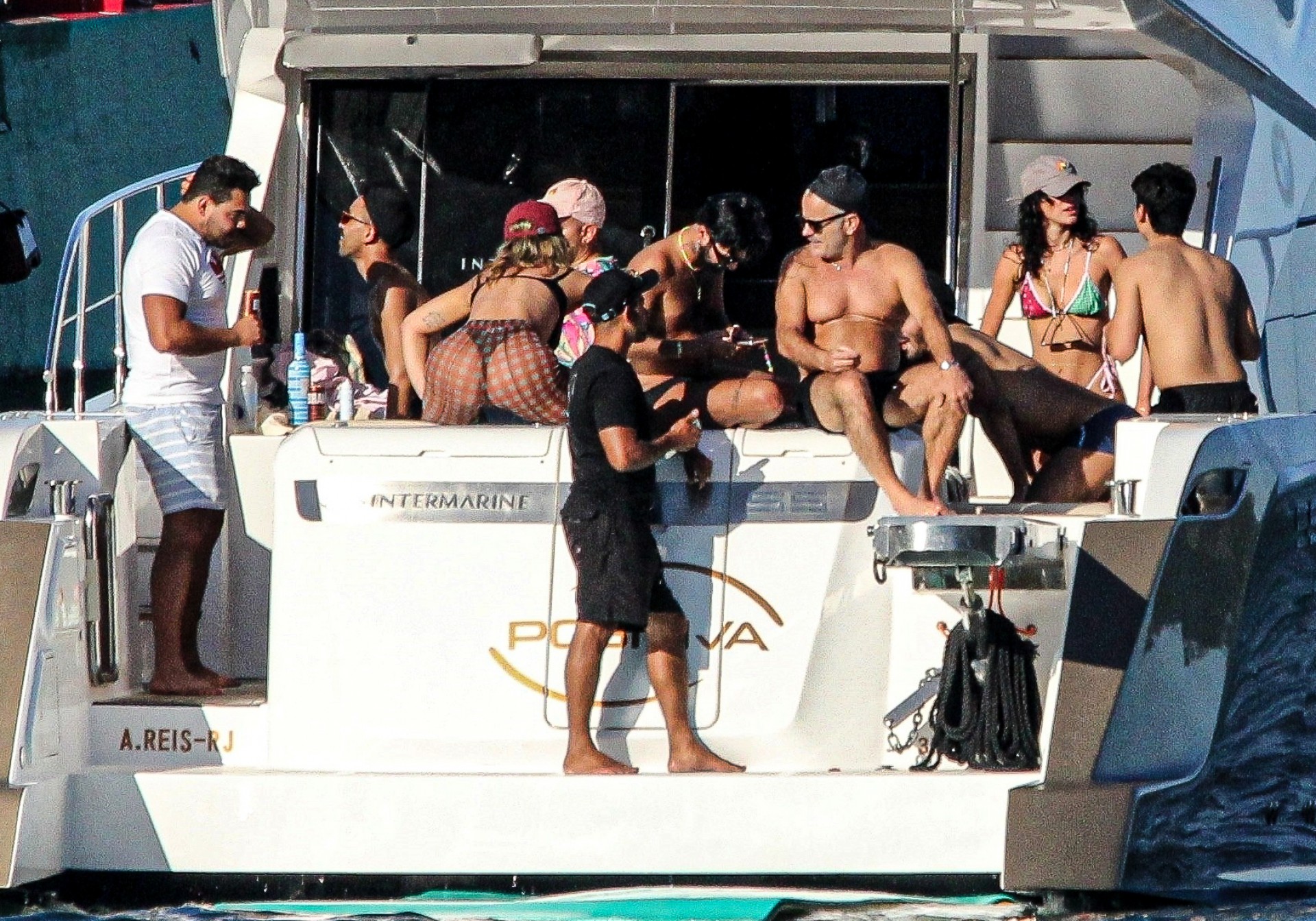 Fotos! De fio-dental, Rafa Kalimann rebola muito em passeio de lancha com Bruna Marquezine