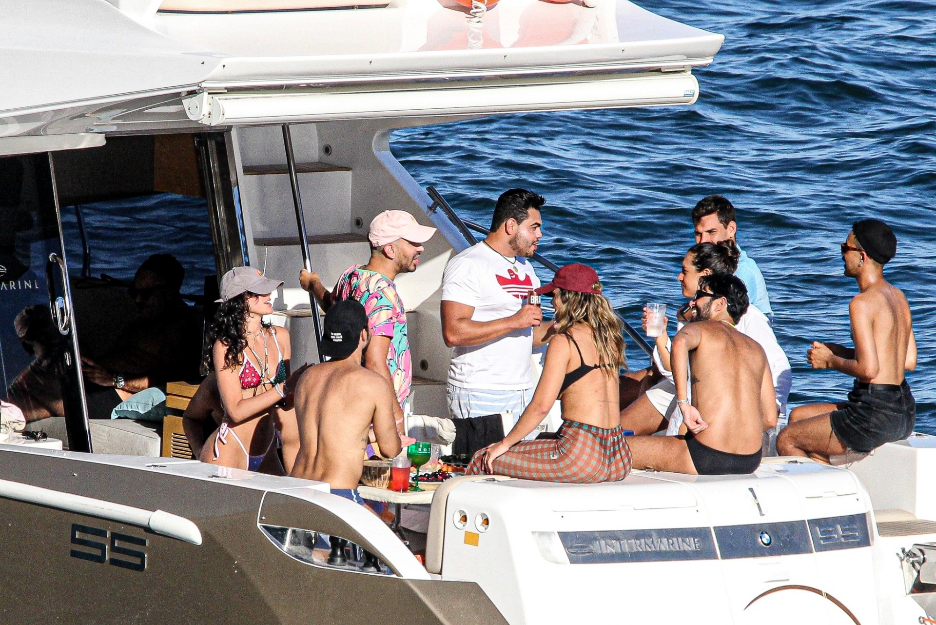 Bruna Marquezine e Rafa Kalimann se divertem em passeio de lancha com amigos - AGEWS / AgNews