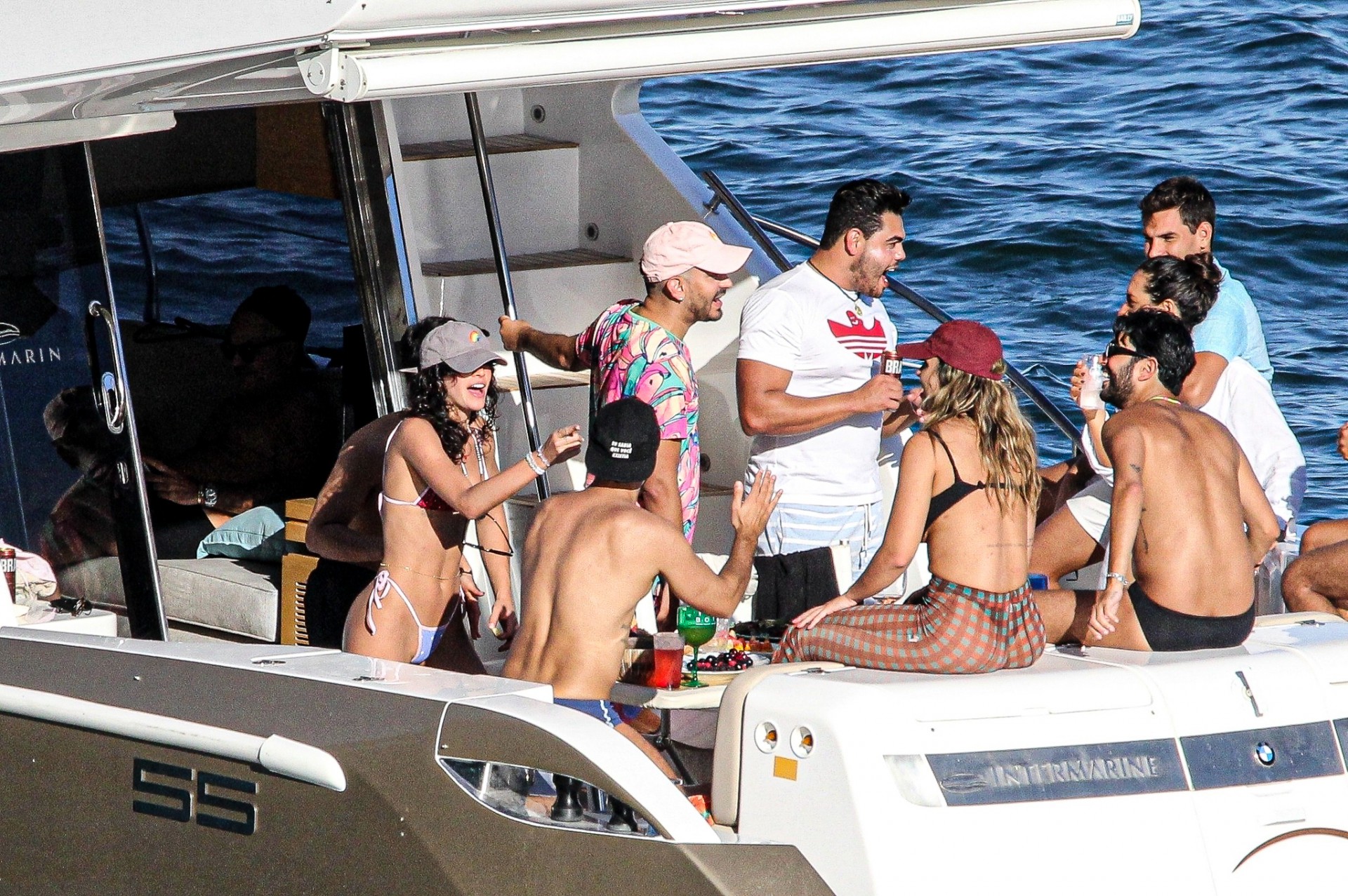 Bruna Marquezine e Rafa Kalimann se divertem em passeio de lancha com amigos - AGEWS / AgNews