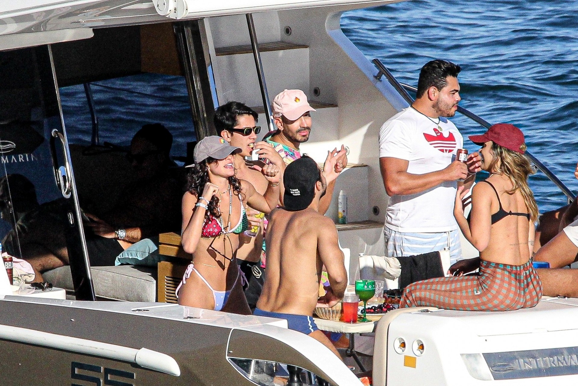 Bruna Marquezine e Rafa Kalimann se divertem em passeio de lancha com amigos - AGEWS / AgNews