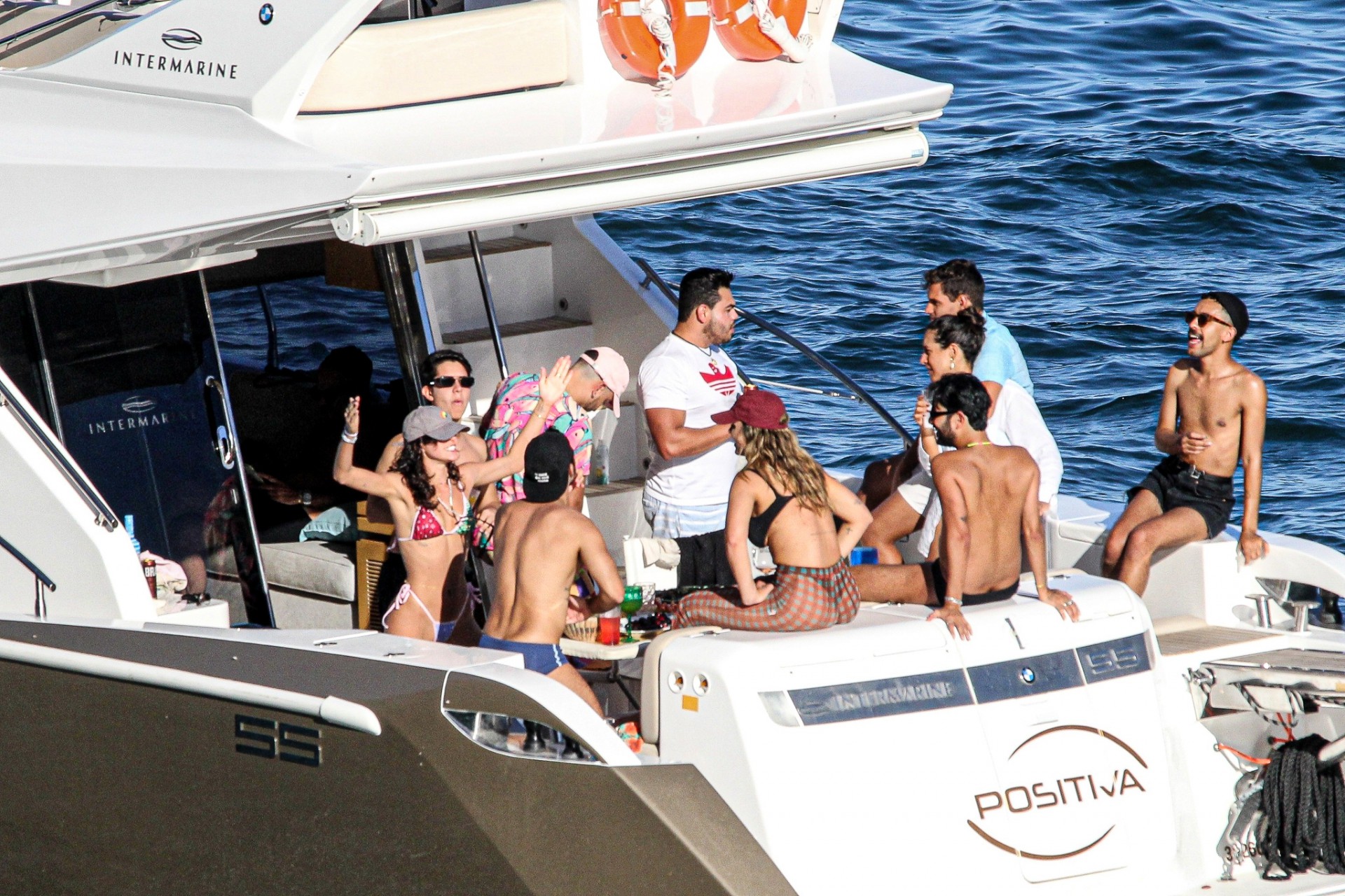 Bruna Marquezine e Rafa Kalimann se divertem em passeio de lancha com amigos - AGEWS / AgNews