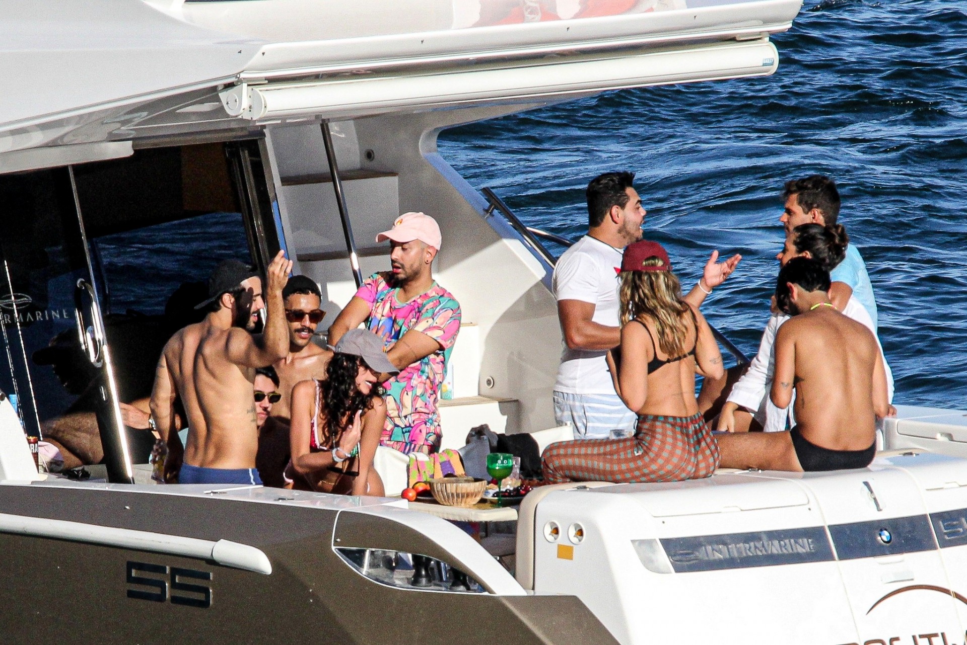 Bruna Marquezine e Rafa Kalimann se divertem em passeio de lancha com amigos - AGEWS / AgNews