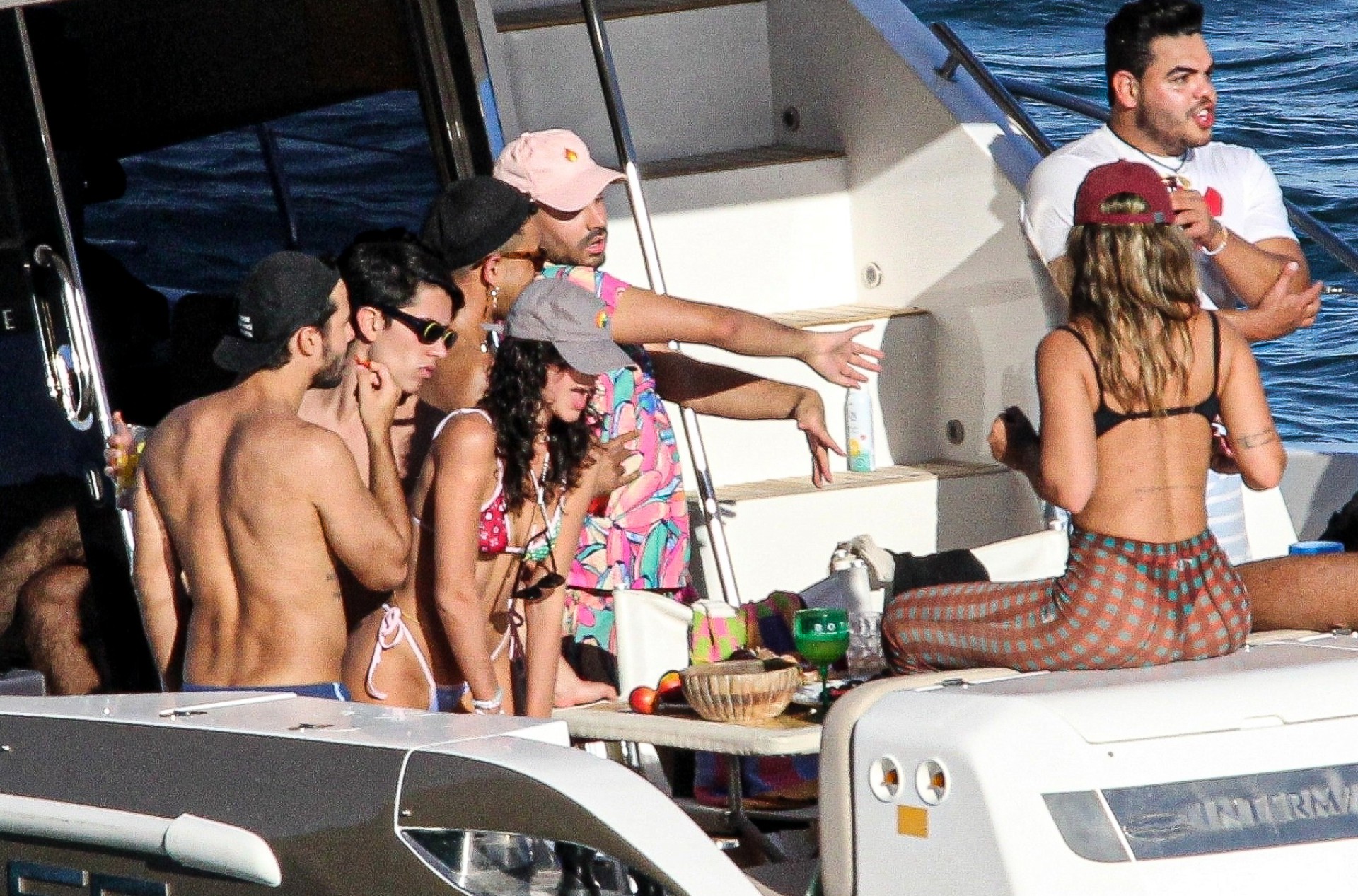 Bruna Marquezine e Rafa Kalimann se divertem em passeio de lancha com amigos - AGEWS / AgNews