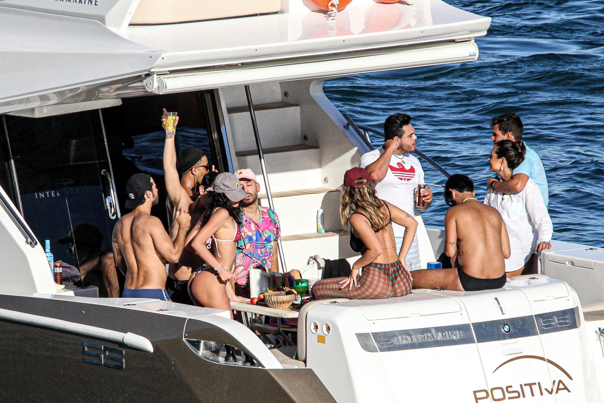 Bruna Marquezine e Rafa Kalimann se divertem em passeio de lancha com amigos - AGEWS / AgNews