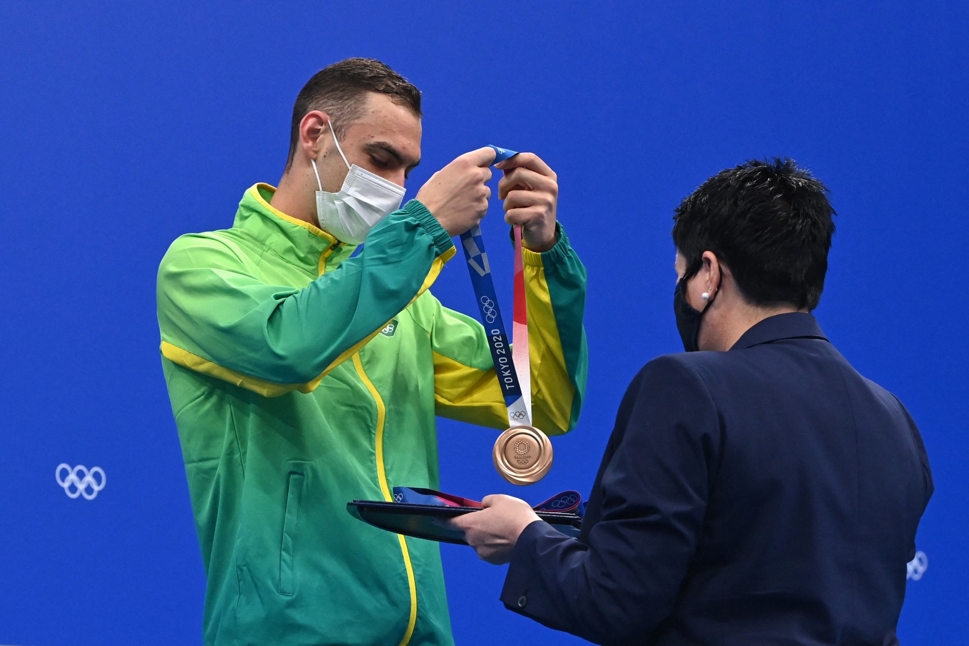 Fernando Scheffer recebe a medalha de bronze - AFP