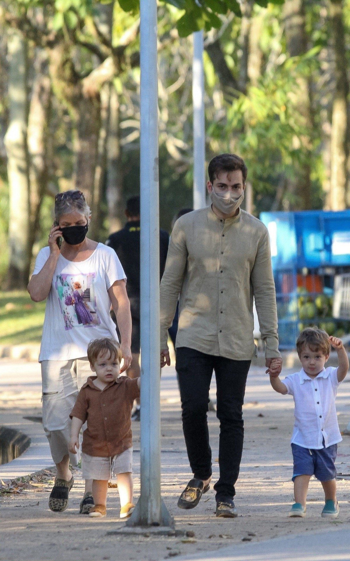 Thales Bretas passeia na Lagoa Rodrigo de Freitas com os filhos, Gael e Romeu