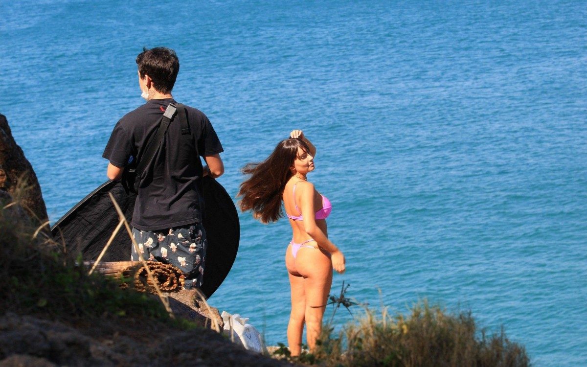 Ex-BBB Tha&iacute;s posa para ensaio fotogr&aacute;fico na Joatinga, na Zona Oeste do Rio, nesta ter&ccedil;a-feira