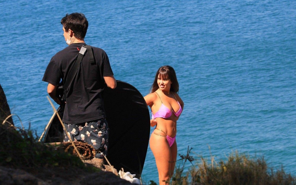 Ex-BBB Tha&iacute;s posa para ensaio fotogr&aacute;fico na Joatinga, na Zona Oeste do Rio, nesta ter&ccedil;a-feira