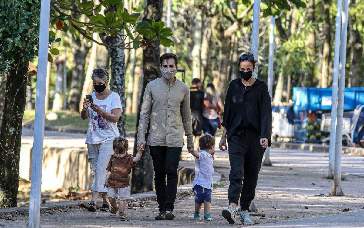 Thales Bretas passeia na Lagoa Rodrigo de Freitas com os filhos, Gael e Romeu - AGEWS / AgNews