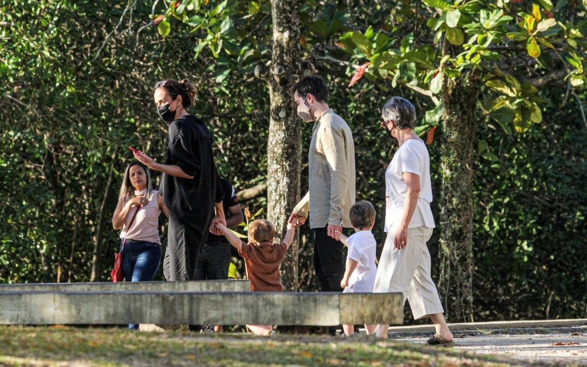 Thales Bretas passeia na Lagoa Rodrigo de Freitas com os filhos, Gael e Romeu