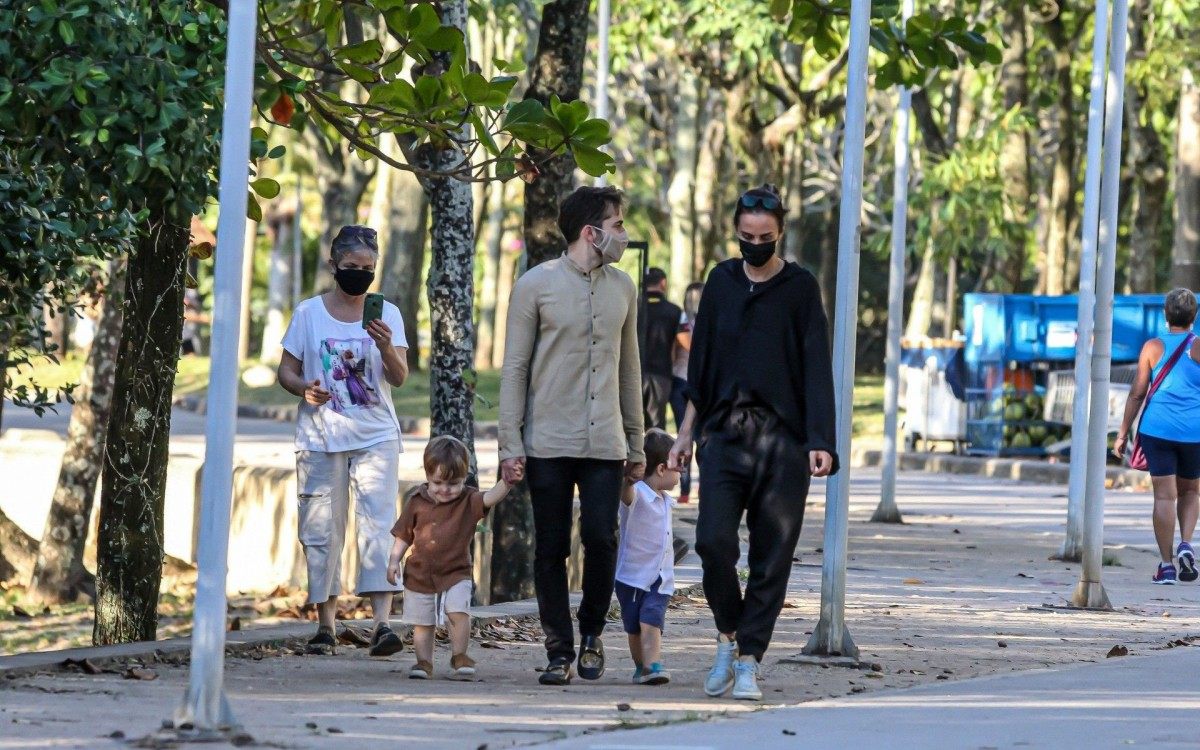 Thales Bretas passeia na Lagoa Rodrigo de Freitas com os filhos, Gael e Romeu
