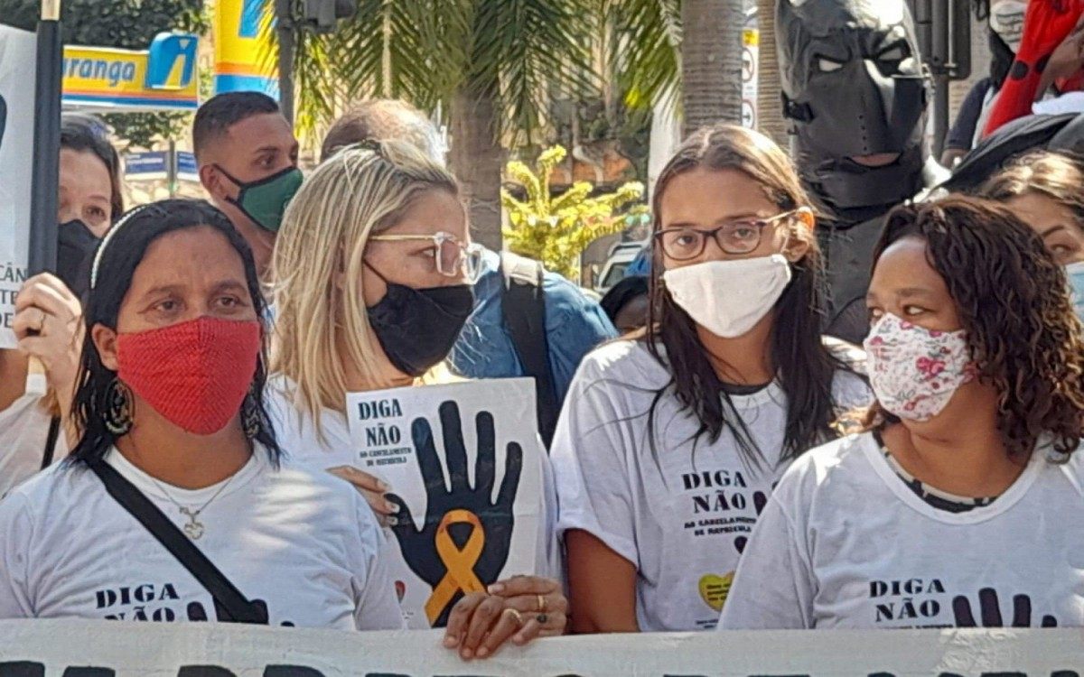 M&atilde;es de pacientes do Instituto Nacional do C&acirc;ncer (Inca) fazem um protesto em frente &agrave; sede da institui&ccedil;&atilde;o, na Pra&ccedil;a da Cruz Vermelha, no Centro do Rio