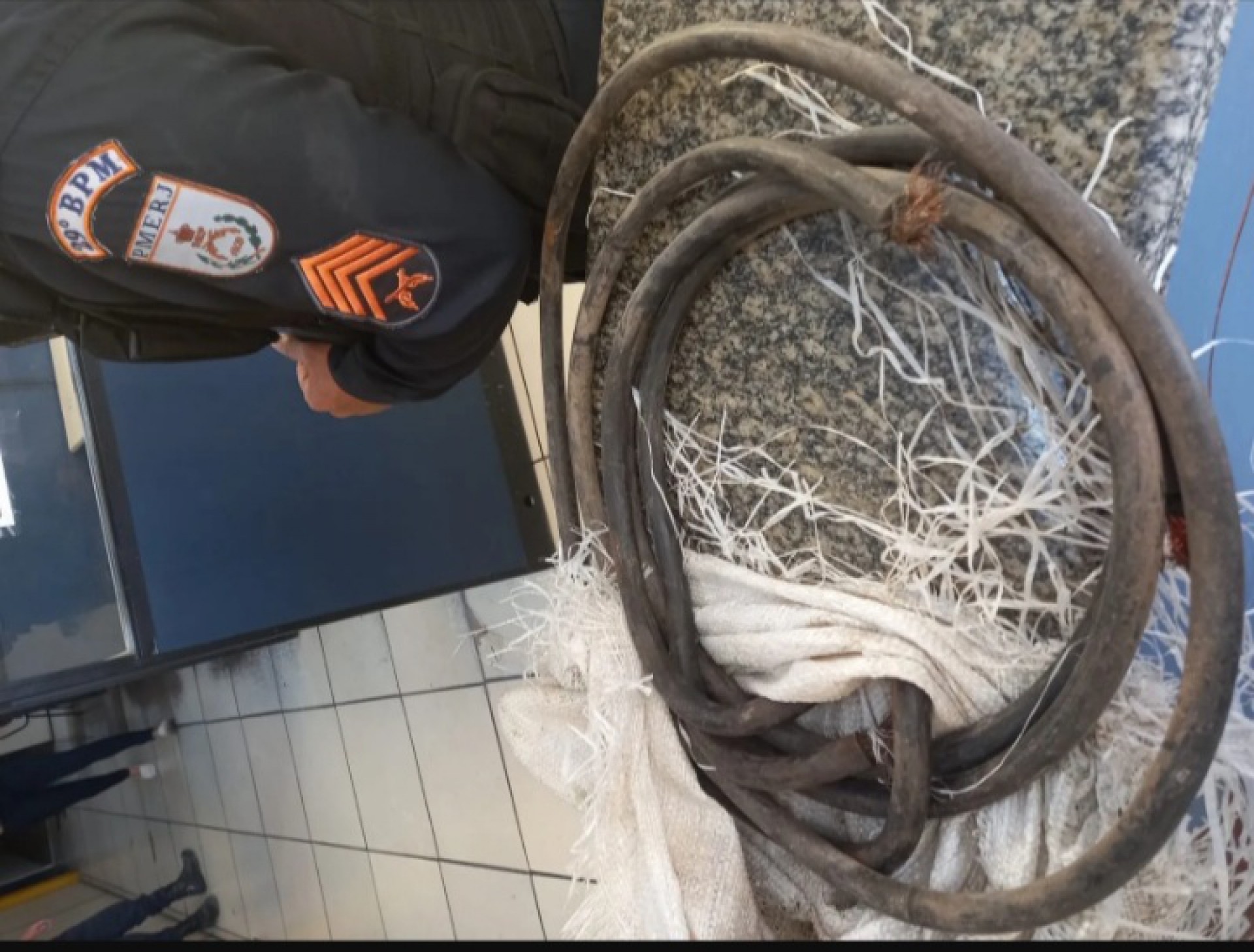 C&acirc;mera flagra funcion&aacute;rio de frigor&iacute;fico furtando fios de cobre