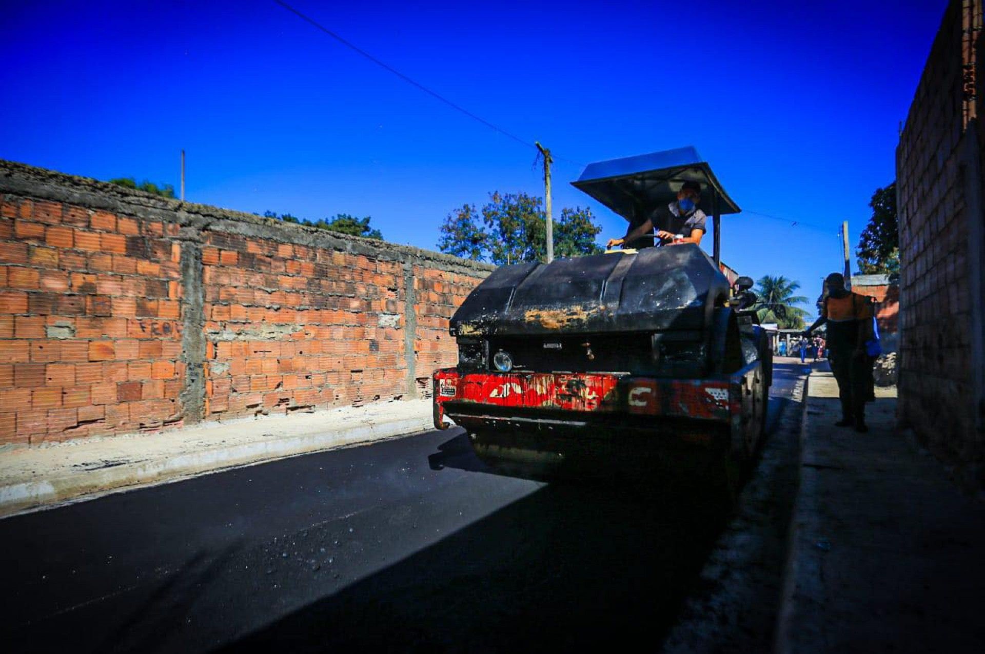Uma das principais vias do bairro S&atilde;o Leopoldo recebe novo asfalto em Belford Roxo
