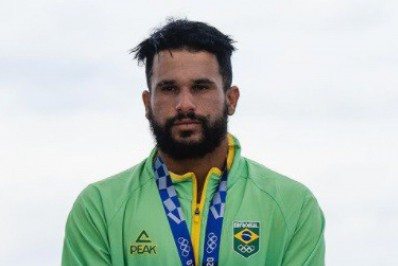 Avião de Italo Ferreira tem suspeita de bomba