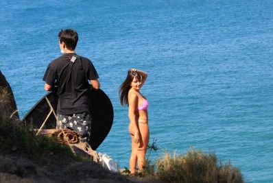 Ex-BBB Thaís mostra as curvas em ensaio de biquíni na praia