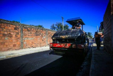 Uma das principais vias do bairro São Leopoldo recebe novo asfalto em Belford Roxo